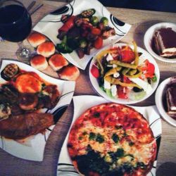 Pizza, Salat und Desert